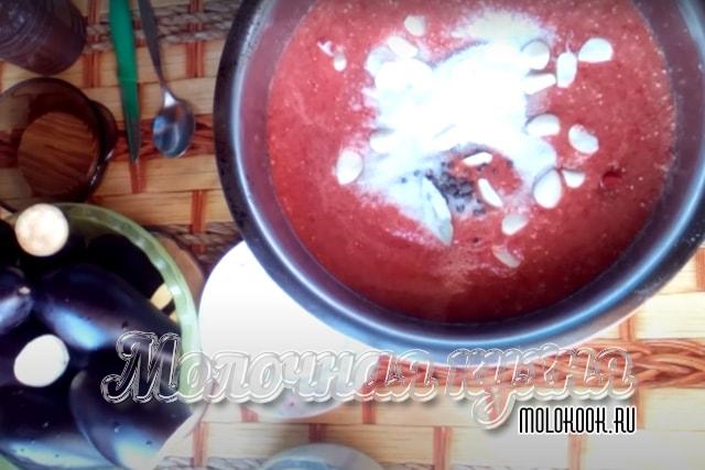 В кстрюле: томатный сок, сахарный песок, соль, растительное масло, уксус, порезанный чеснок