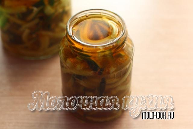 Банки наполнены горячим маринадом