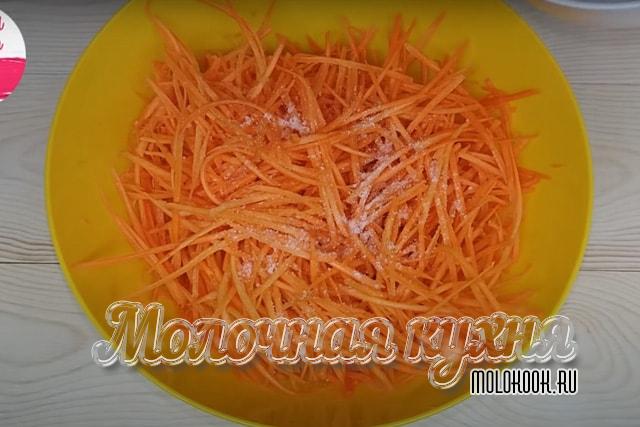 Потретая полосками морковка