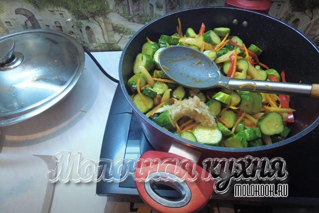 Огуречные кружочки с чесноком добавлены