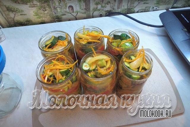 Вымытые банки заполнены закуской
