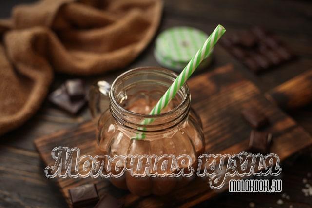 Коктейль из шоколада, молока и шоколадного мороженого