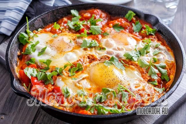 Способ приготовления шакшуки на сковородке