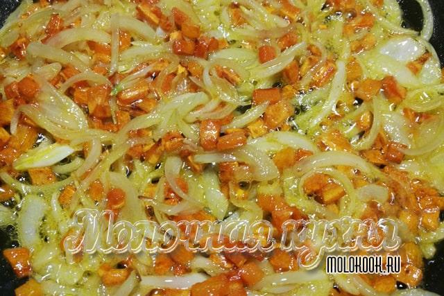 Лук высыпан к моркови