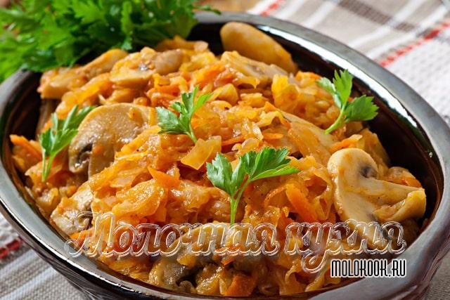 Капуста, тушеная с грибами, в духовке