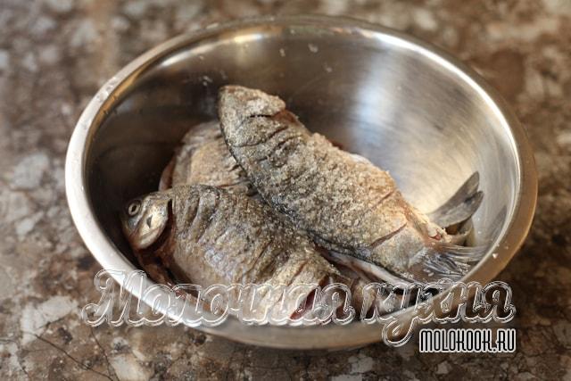 карасики маринуются в миске