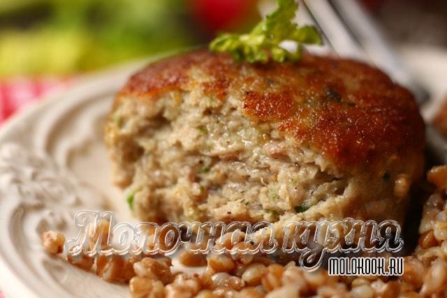 Курино-кабачковые котлеты, жаренные на сковородке