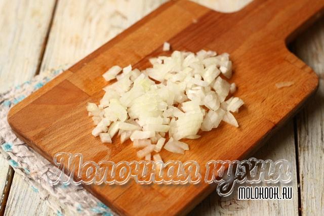 Измельченная репчатая луковица на доске