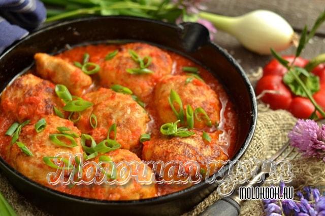 Куриные котлеты, тушеные в томате