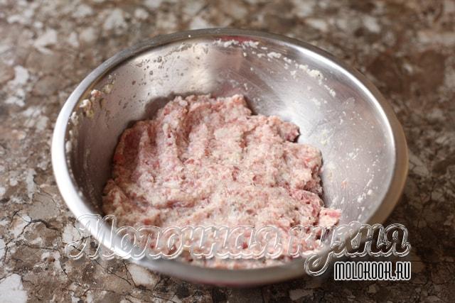 Перемешанный фарш со всеми компонентами