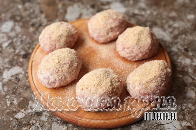 Заготовки обсыпаны толчеными сухариками
