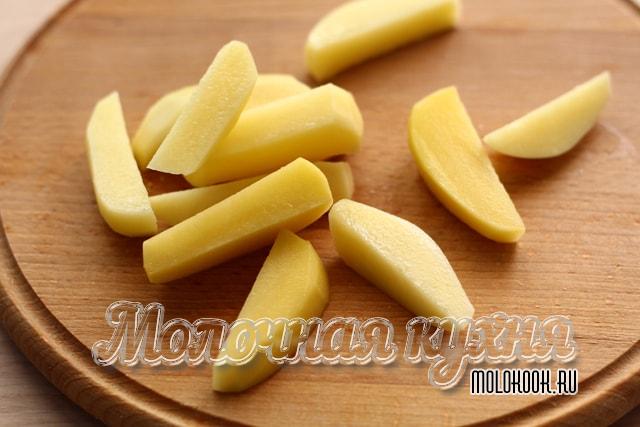 Картофель нарезан брусками