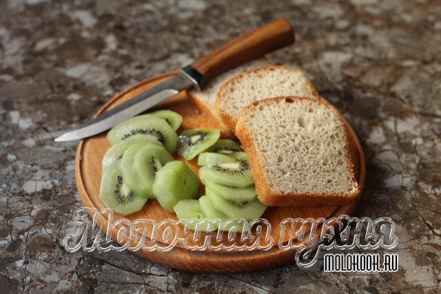 Кусочки очищенного киви и белого хлеба