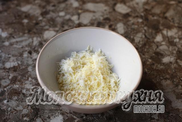 Тертый сыр с яйцом