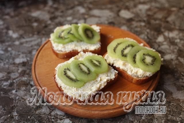 Кружочки киви разложены