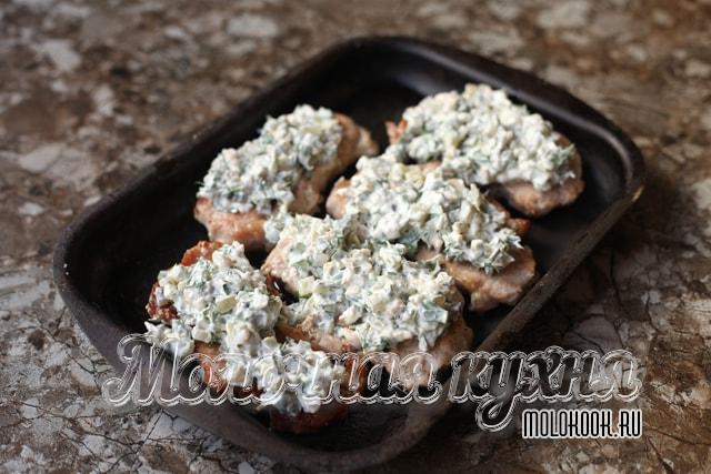 Соус распределен по мясу