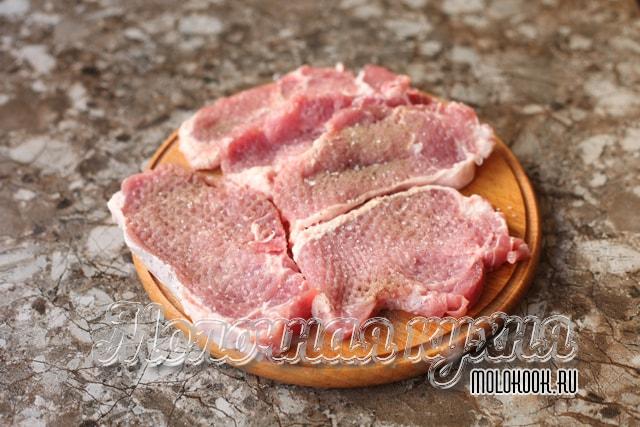 Нарезанное и отбитое молоточком мясо