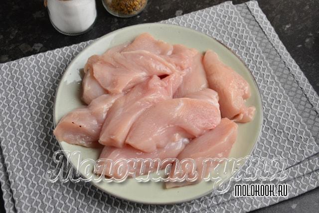 Куриное филе, порезанное порционными кусочками