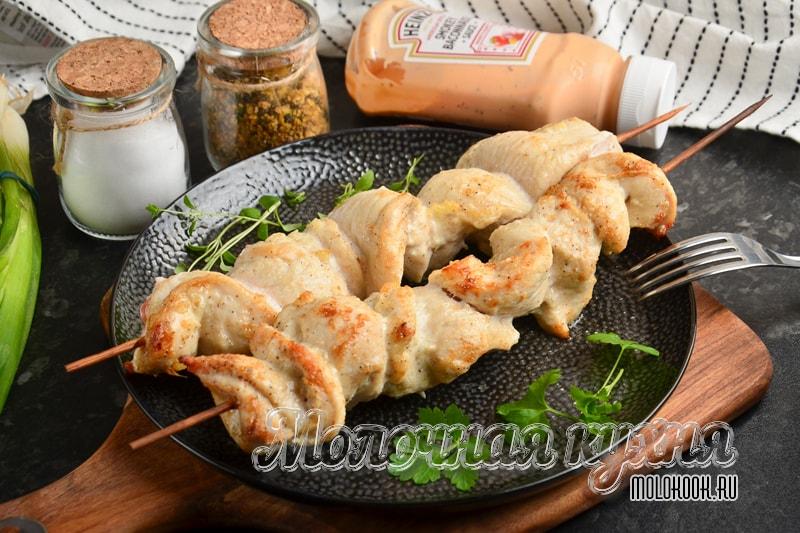 Куриные шашлычки из грудки в духовке, в майонезном маринаде