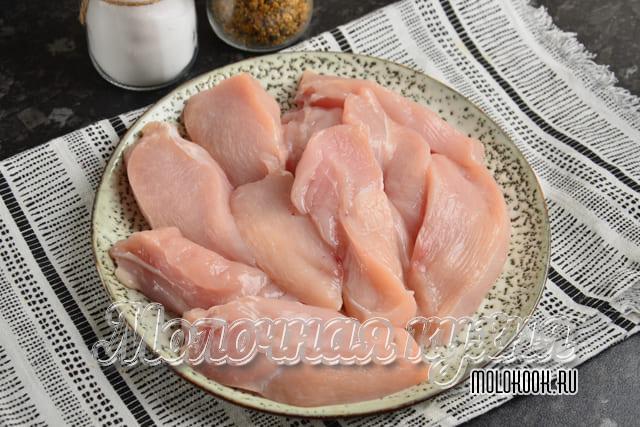 Грудка, порезанная на средние кусочки