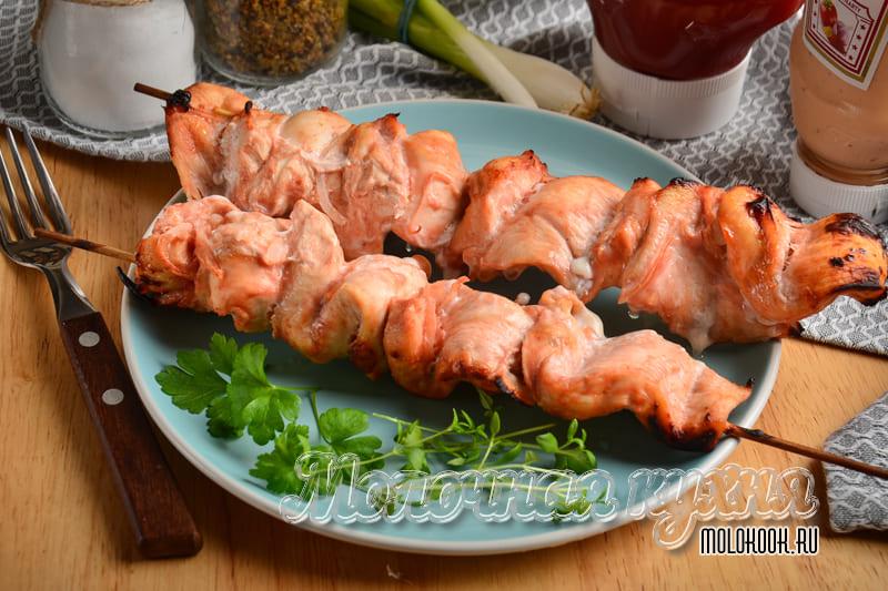 Шашлык из куриной грудки, запеченный в духовке, в томатном маринаде