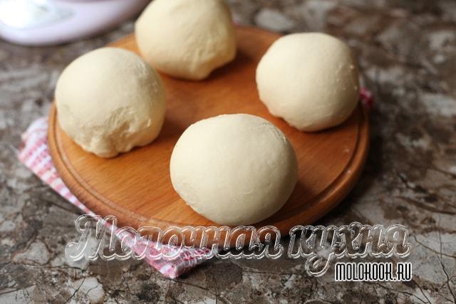 Шарики из теста выложены на деревянную доску
