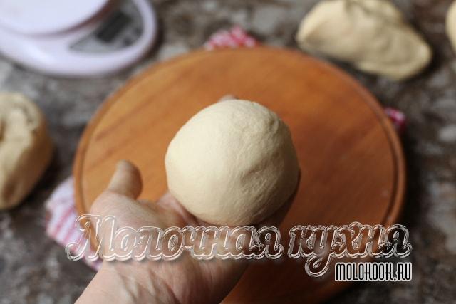 Шарик из теста в руке