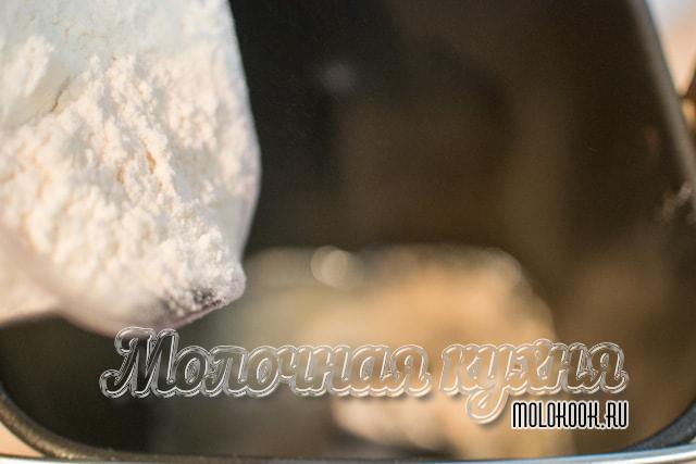 Добавление просеянной пшеничной муки