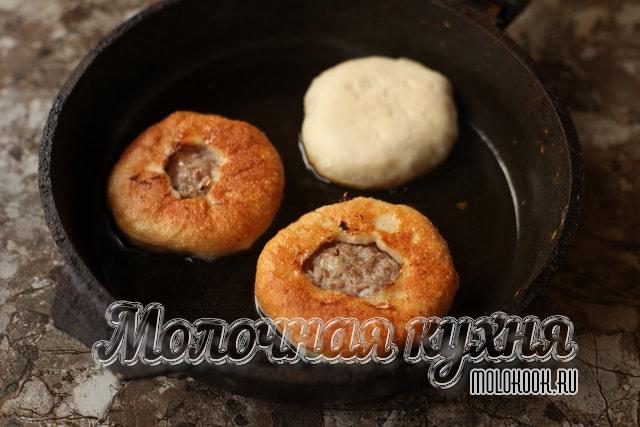 Беляши жарятся на сковородке