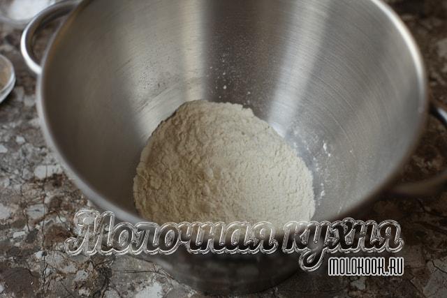 Соль добавлена к муке, все перемешано