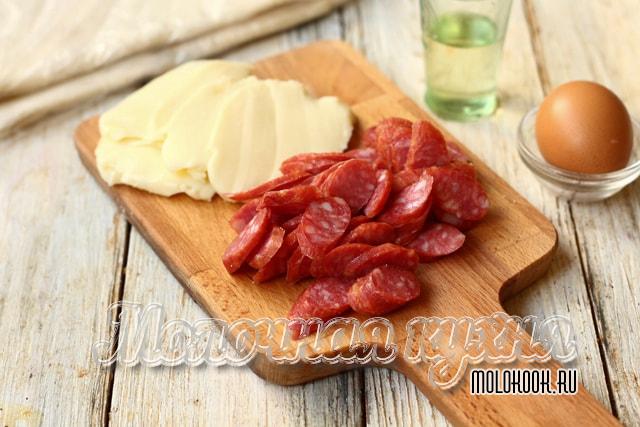 Колбаса и сыр мелко нарезаны
