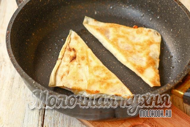 Треугольники жарятся на сковородке, в растительном масле