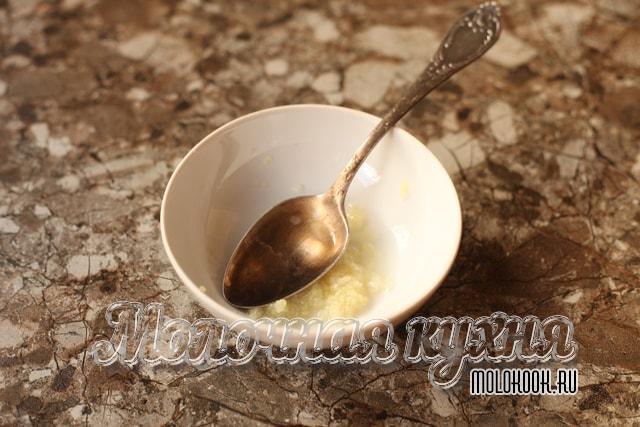 Соус с чесноком готов