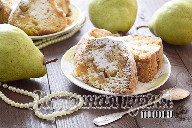 Шарлотка с грушами, приготовленная по классическому рецепту