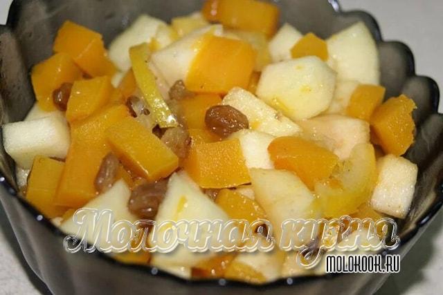 Тыквенные кусочки с изюмом и яблоками
