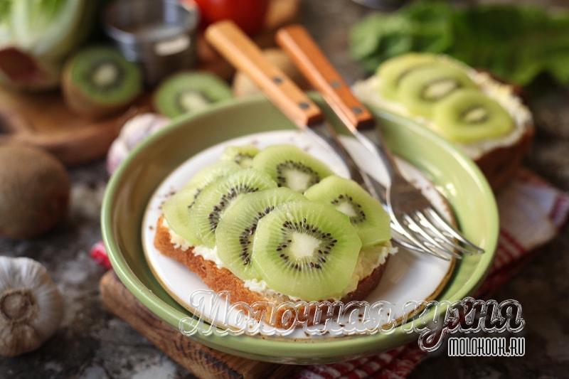 Рецепт бутербродов с ломтиками киви, чесноком, сыром и яйцом