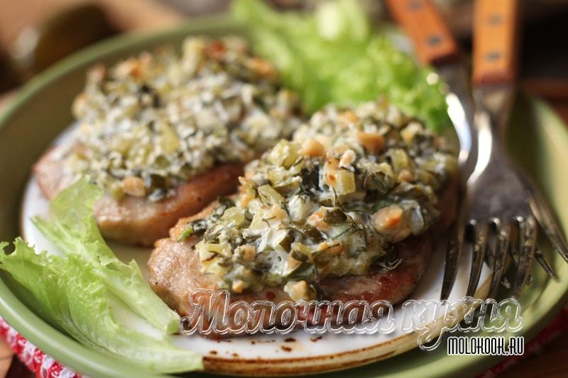 Рецепт мяса по-барски с солеными огурцами в духовке