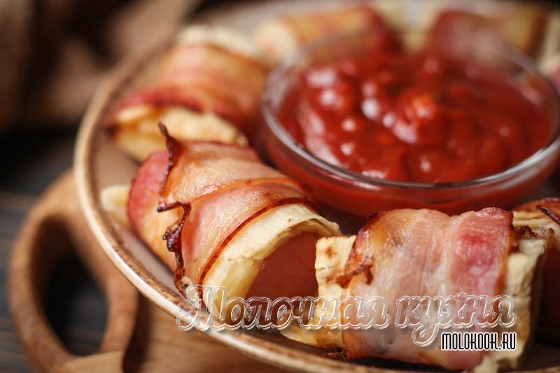Запеченные сосиски с сыром, обернутые в лаваш