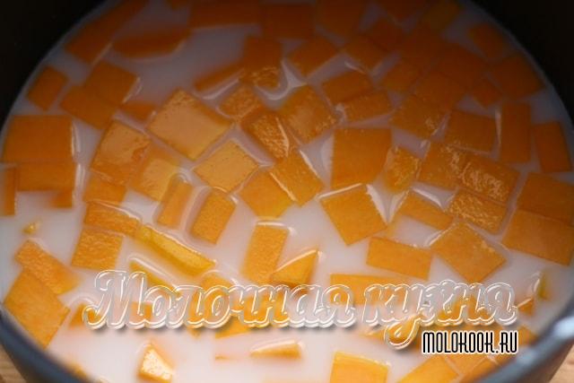 Варка тыквенных кубиков в молоке