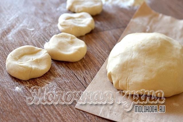 Тесто разделено на кусочки