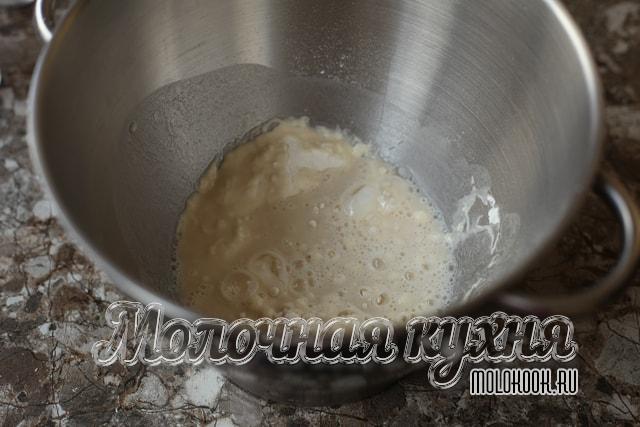 Мука смешана с подошедшей опарой