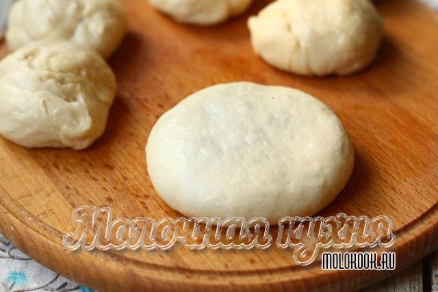 Лепка пирожков на разделочной доске