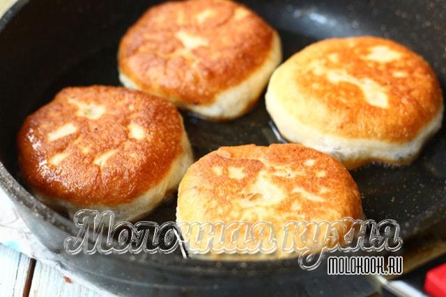 Выпекание пирожков на сквородке, в раскаленном масле