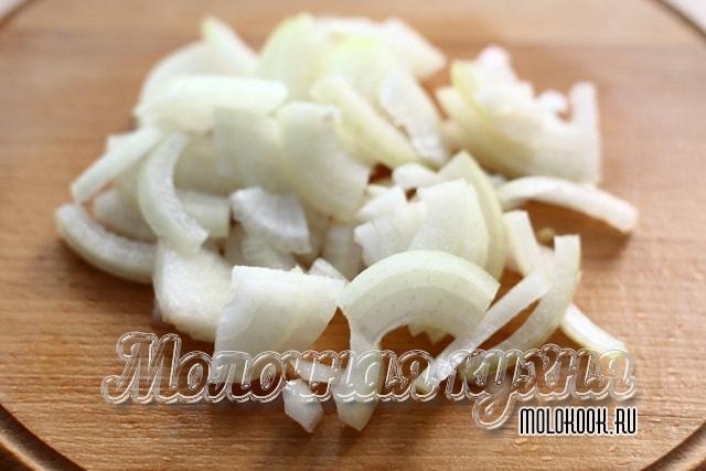 Порезанный полосками лук