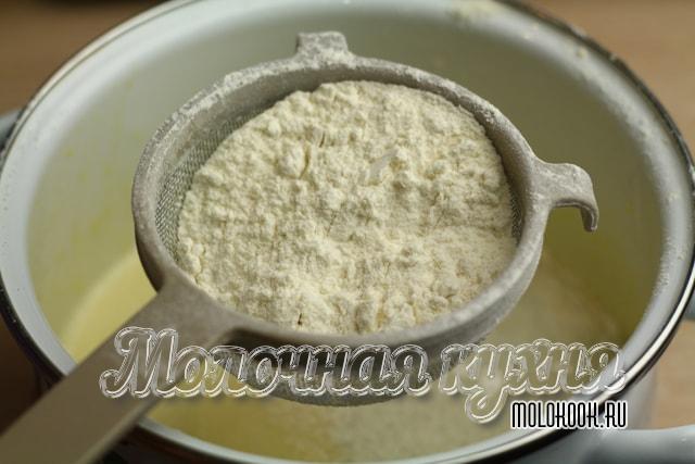 Просеивание и добавление муки