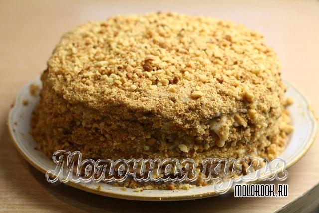 Медовик собран и обсыпан крошкой