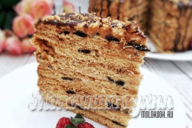 Торт на меду с кусочками чернослива и орехов