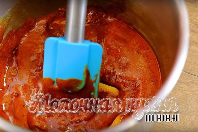 Процесс топления меда со сливочным маслом и сахарным песком