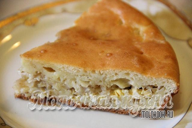 Кусочек вкусного пирога с яично-капустным наполнителем