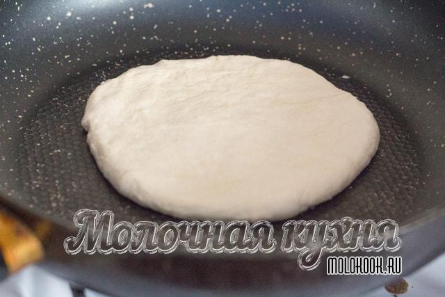Лепешка на сковороде